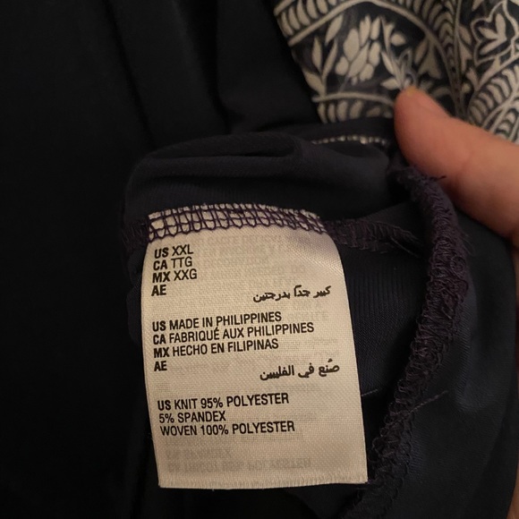 JM Collection XXl navy blouse w/distinctive sleeves and gold detail at keyhole💙 - Picture 8 of 9